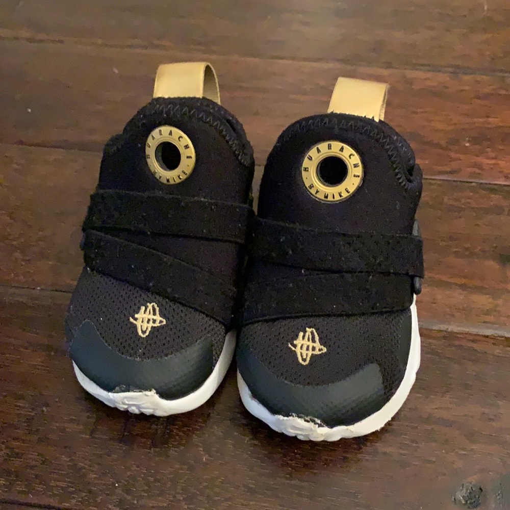 NIKE Huarache Black Slip on Shoes for Toddlers 4C